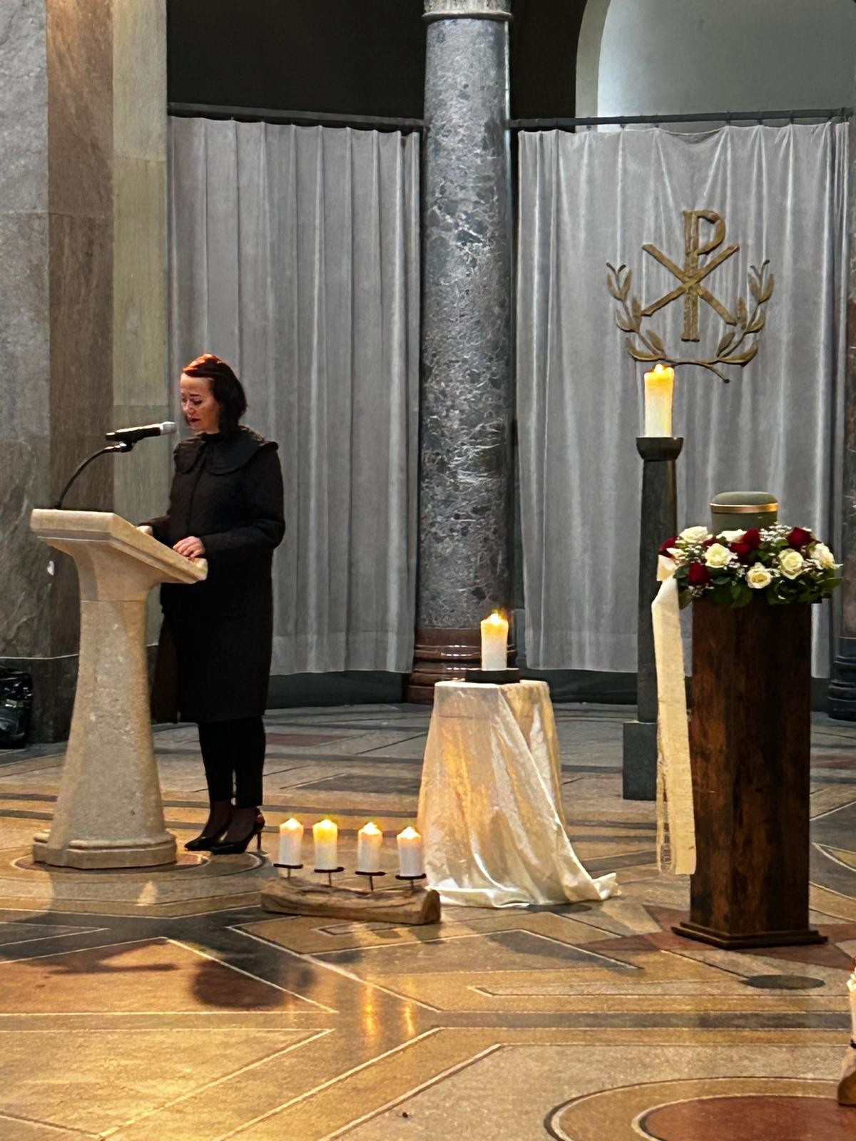 Rednerin Urne Blumen